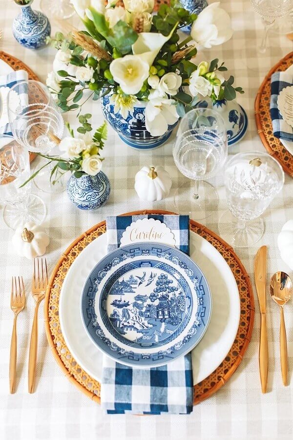 Sousplat rústico para decoração de mesa posta de ano novo branca e azul 