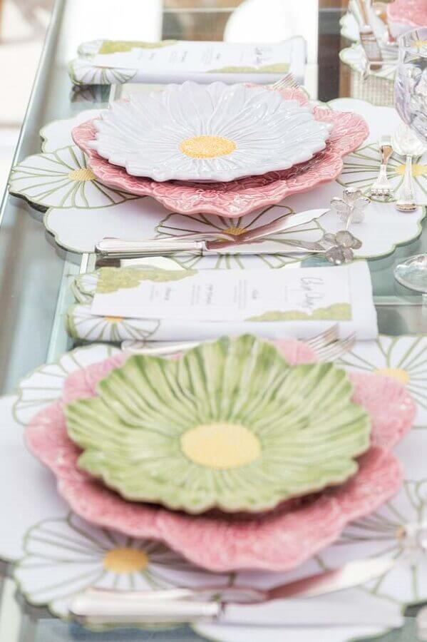 Decoração mesa posta ano novo com pratos em formato de flor 