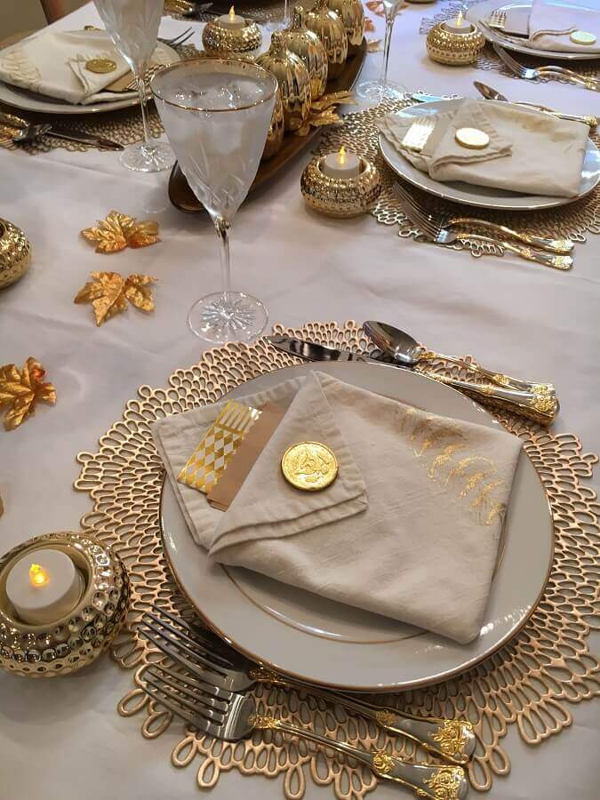 Decoração mesa posta de ano novo branca com detalhes em dourado 
