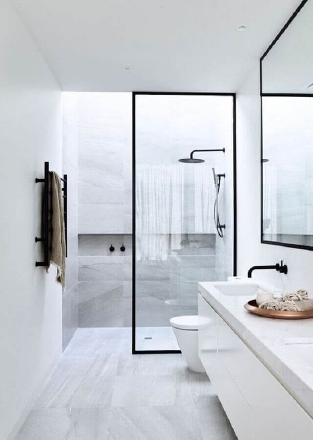 Decoração minimalista para banheiros com nichos embutidos na parede todo branco