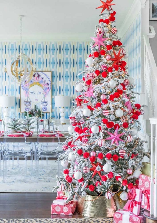Decoração moderna com árvore de natal nevada com enfeites vermelhos e rosa