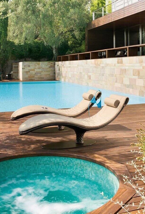 Decoração moderna com modelo diferente de cadeira espreguiçadeira de piscina Foto Decor Fácil