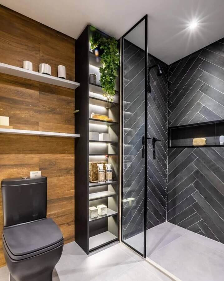 Decoração moderna com revestimentos diferentes para banheiros com nichos embutidos na parede