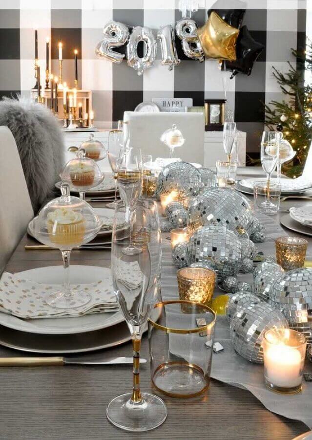 Decoração moderna de mesa posta ano novo com bolas prateadas e detalhes em dourado 