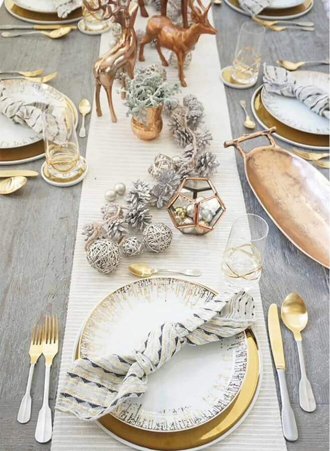 Decoração moderna de mesa posta para ano novo com detalhes em dourado e prata 