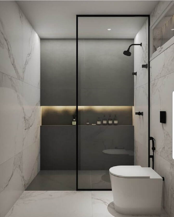 Decoração moderna para banheiro com nicho embutido no box com iluminação de LED