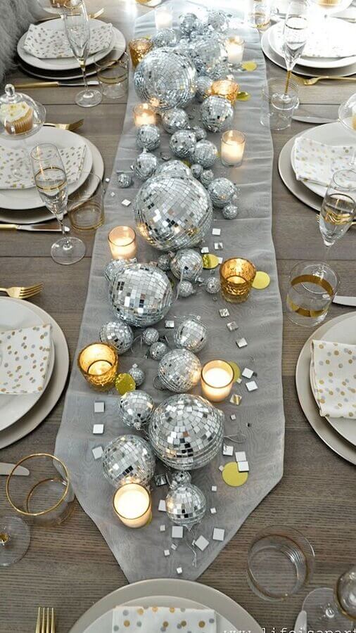 Decoração para mesa posta ano novo dourada e prata com bolas de natal Foto Decor Fácil