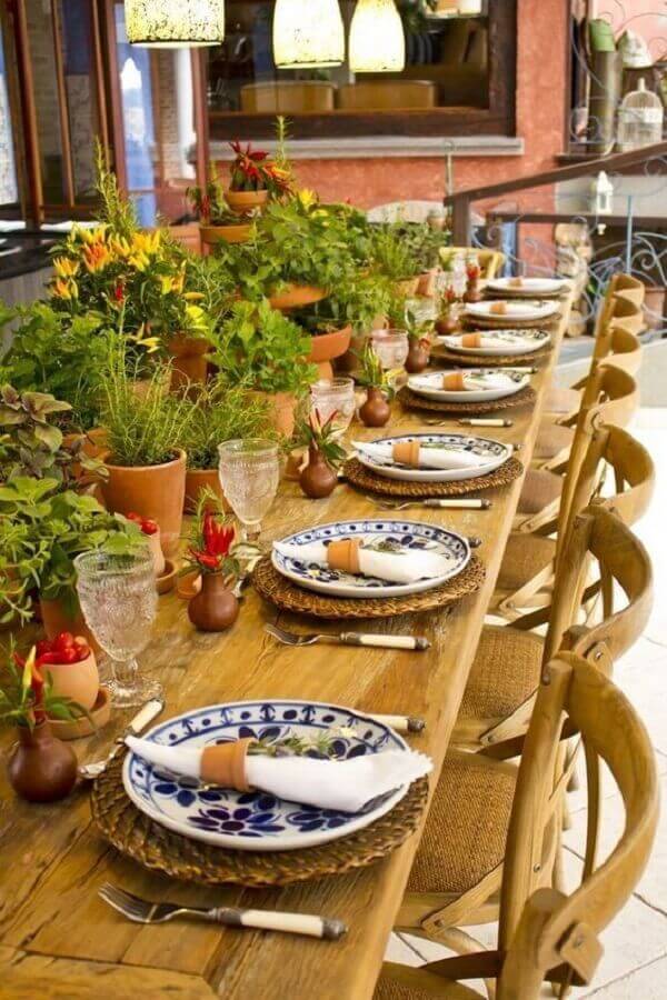 Decoração rustica com vasos de plantas para mesa posta ano novo 