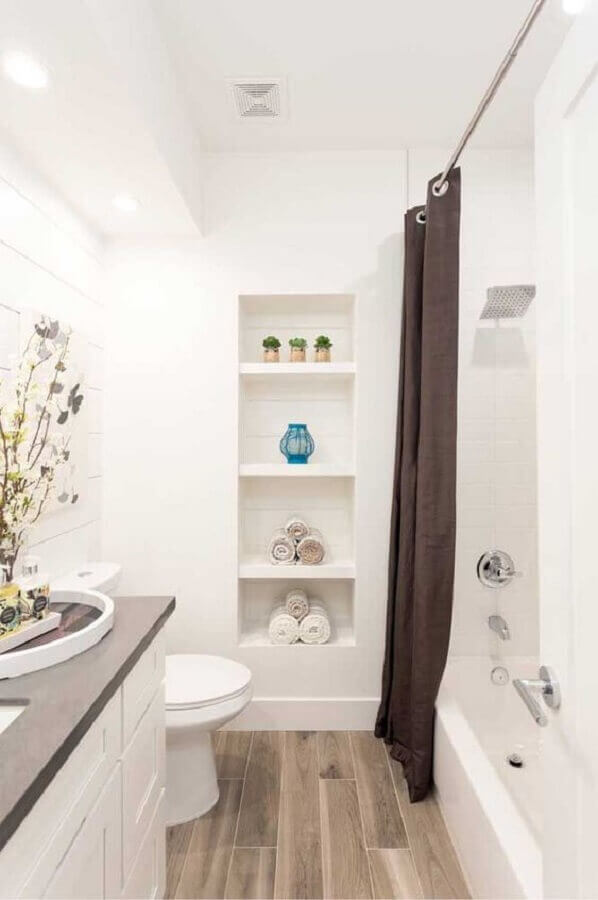 Decoração simples em cores claras para banheiros com nichos embutidos