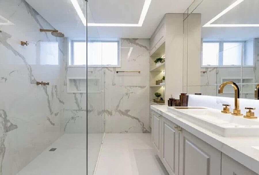 Decoração sofisticada para banheiro com nicho embutido no box de mármore