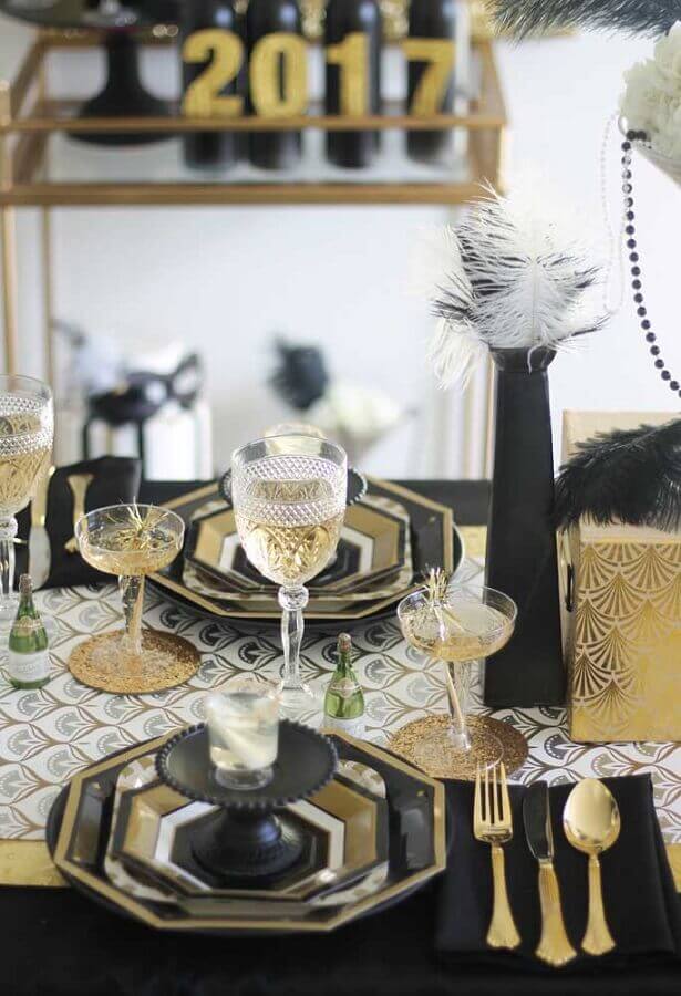 Decoração mesa posta para ano novo sofisticada em preto e dourado 