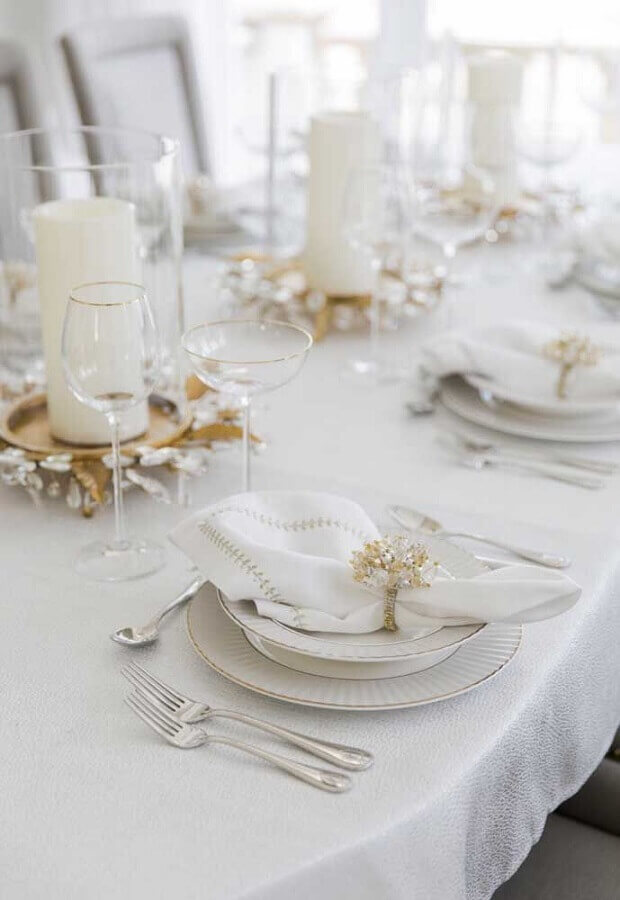 Decoração sofisticada para mesa posta de ano novo branca com detalhes em dourado Foto Homey Oh My