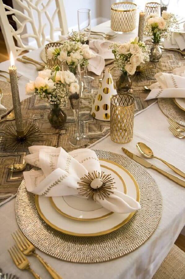 Decoração sofisticada para mesa posta de ano novo branca e dourada 