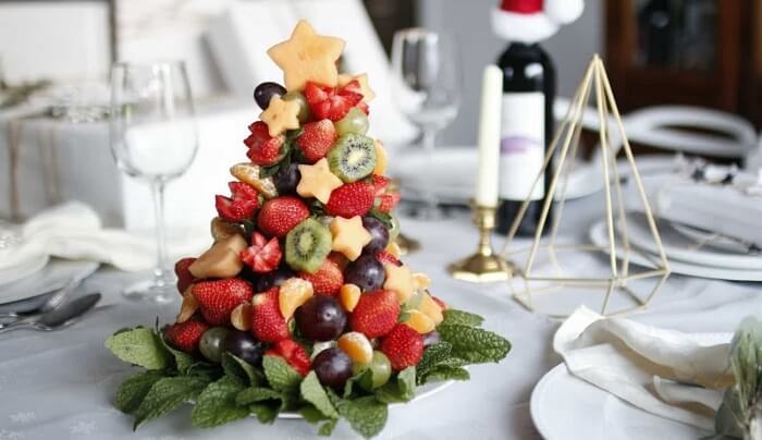 Deixe a mesa ainda mais colorida com a árvore de natal de frutas
