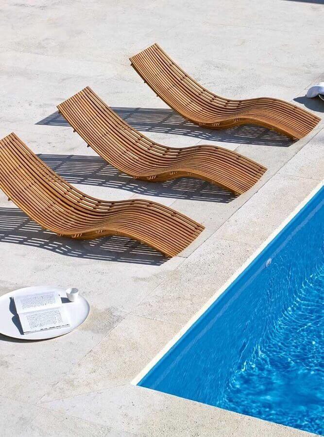 Design moderno de espreguiçadeira de madeira para piscina para decoração de área externa Foto Fernando Moreno