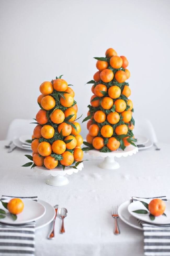 Duas árvores de natal de frutas decoram a mesa