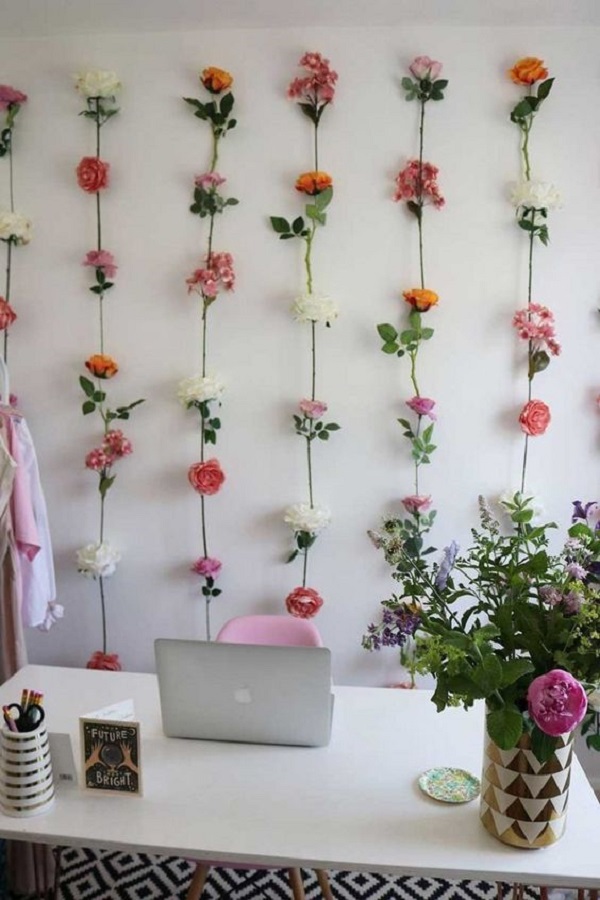 Escritório decorado com parede de flores