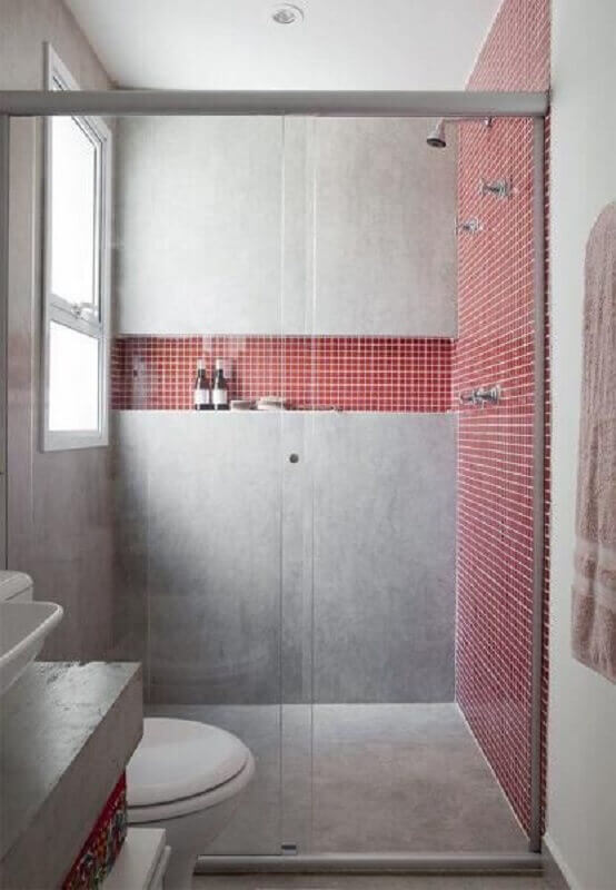 Estilo industrial para banheiro pequeno com nicho embutido decorado com pastilha vermelha 