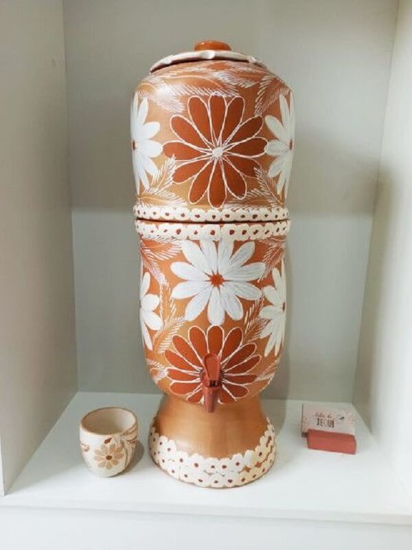 Filtro de barro decorado artesanal: flores brancas