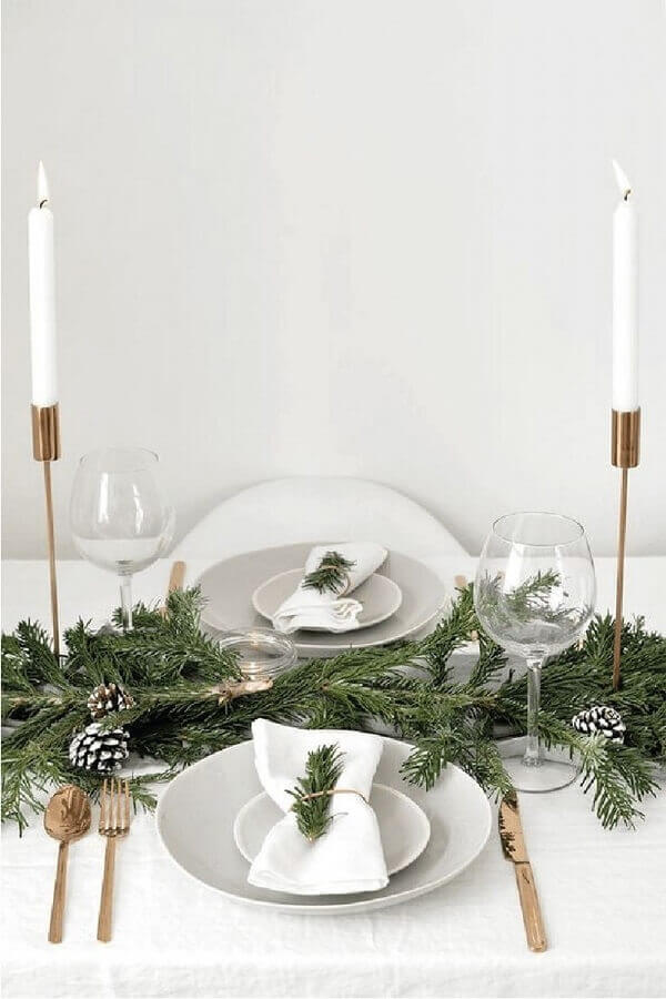 Mesa de ano novo simples com decoração minimalista