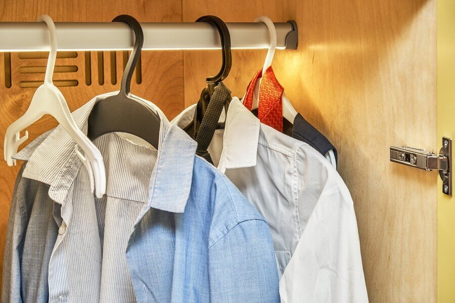Ideia de organização de guarda roupa com iluminação led Foto iStock