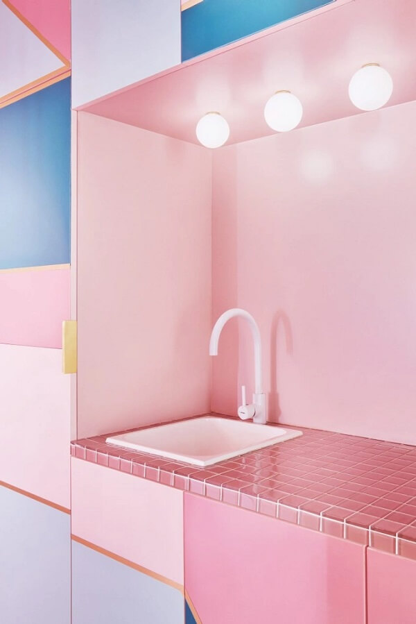 Iluminação embutida na cozinha rosa