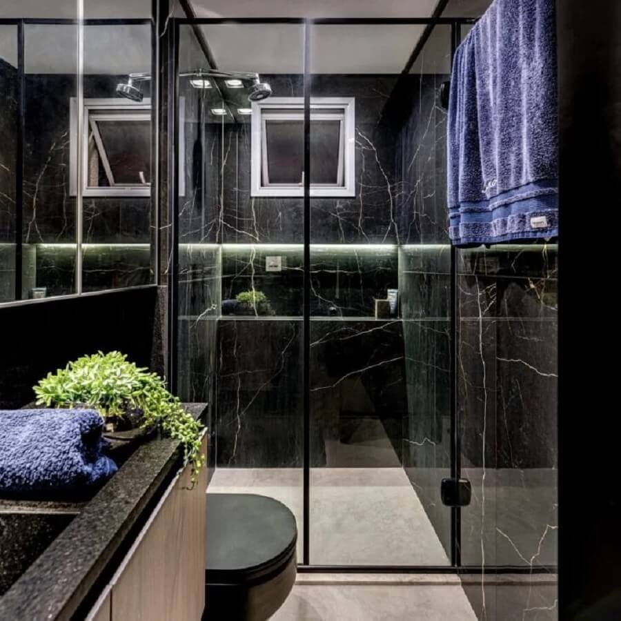 Mármore preto para decoração sofisticada de banheiro com nicho embutido no box Foto I Vittra Arquitetura