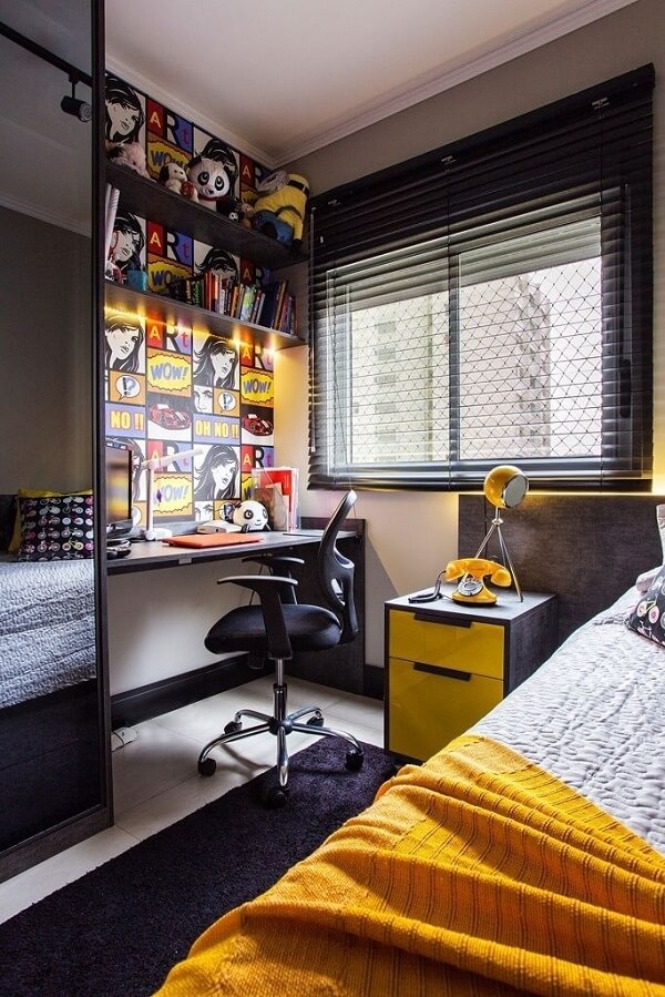 Mesa de estudo para quarto modulado em cinza e amarelo