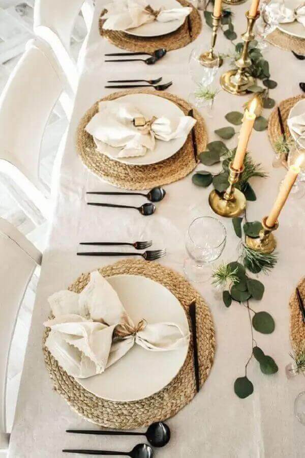 Sousplat rústico e castiçais dourados para decoração de mesa posta ano novo simples