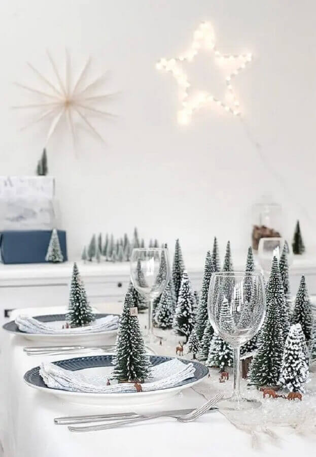 Mini pinheiros nevados para decoração de mesa posta ano novo branca Foto Dekotopia