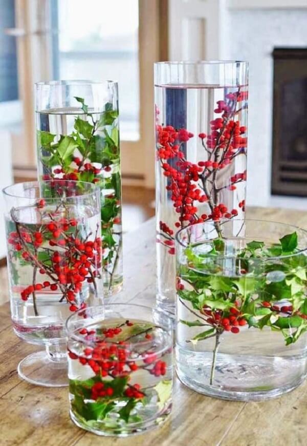 Misture cores e texturas em diferentes arranjos de natal em vasos de vidro