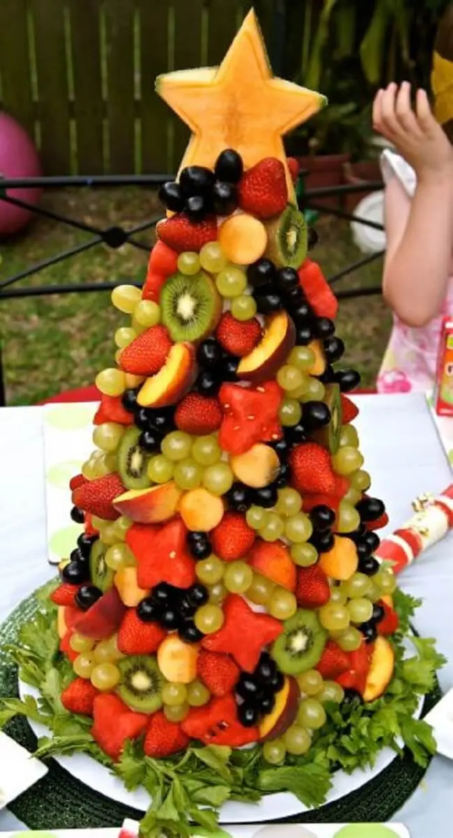Monte sua árvore de natal de frutas em um prato
