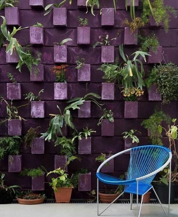 O jardim vertical pode decorar a área externa do seu apartamento tipo garden