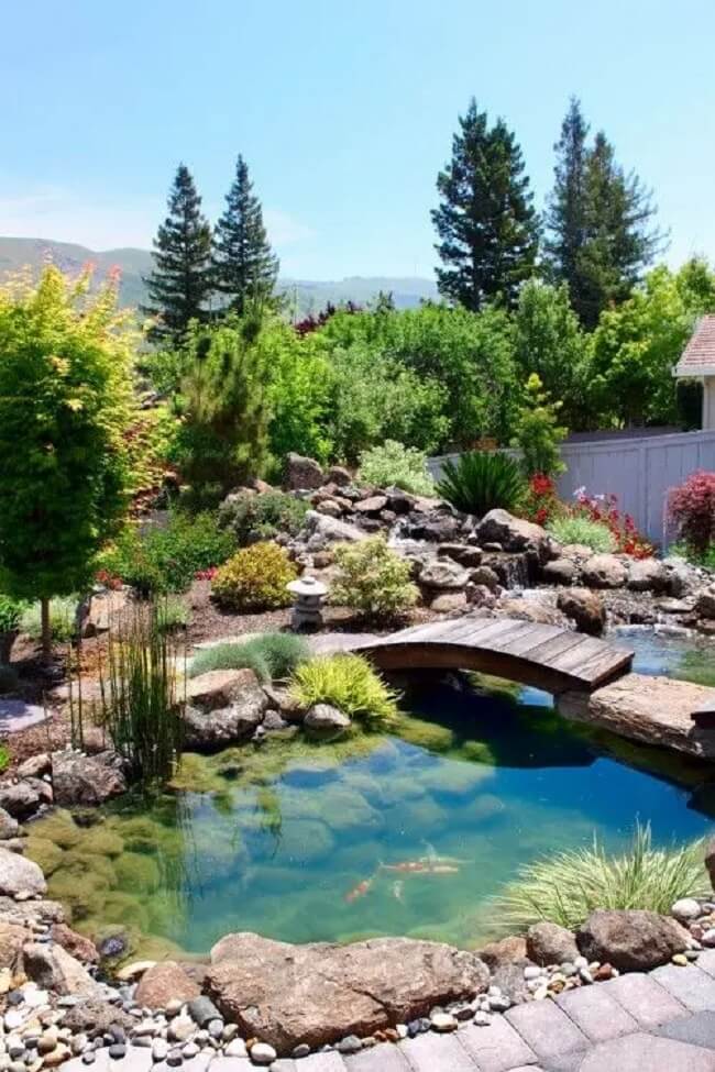 O melhor lugar para fazer lago ornamental grande e na área externa de casa.