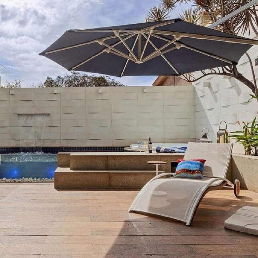 Ombrelone para área externa decorada com almofada para espreguiçadeira de piscina Foto Mac Design