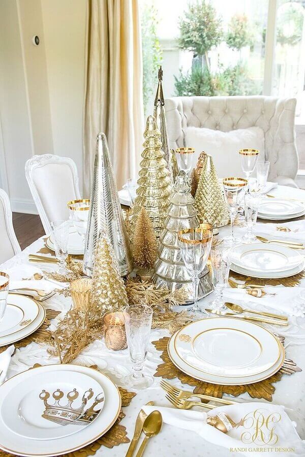 Pinheiros de natal para decoração sofisticada de mesa posta ano novo branca e dourada Foto Randi Garrett Design