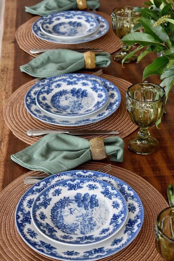 Pratos com pintura azul para decoração mesa posta ano novo com sousplat rustico 