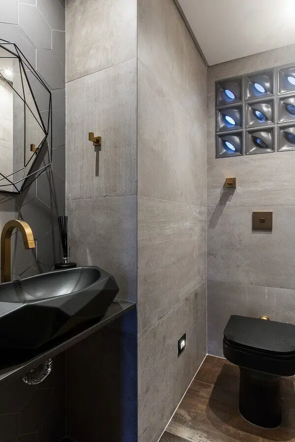 Projeto de banheiro chique com parede de cimento queimado e cuba geométrica