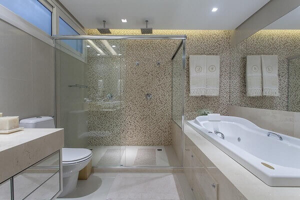 Projeto de banheiro com banheira de hidromassagem luxuoso