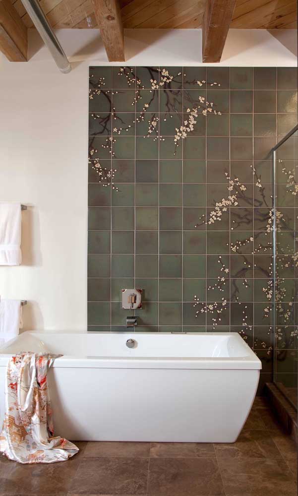 Projeto de banheiro com banheira e revestimento verde na parede