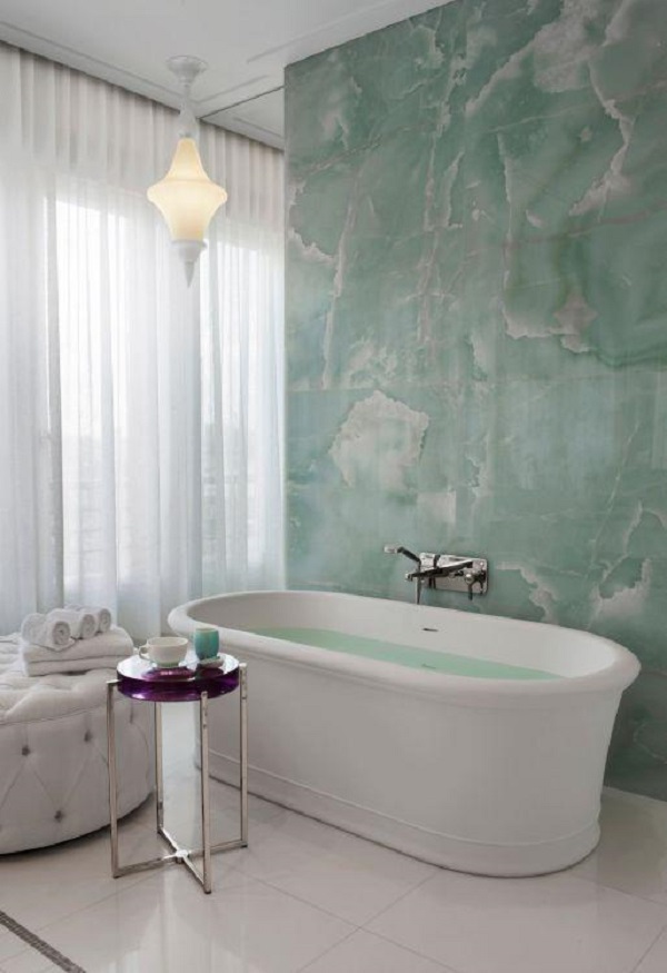 Projeto de banheiro com marmorato na parede do banheiro verde