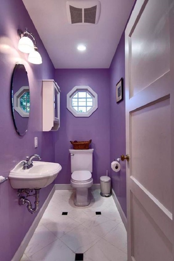 Projeto de banheiro com parede roxa e detalhes em branco