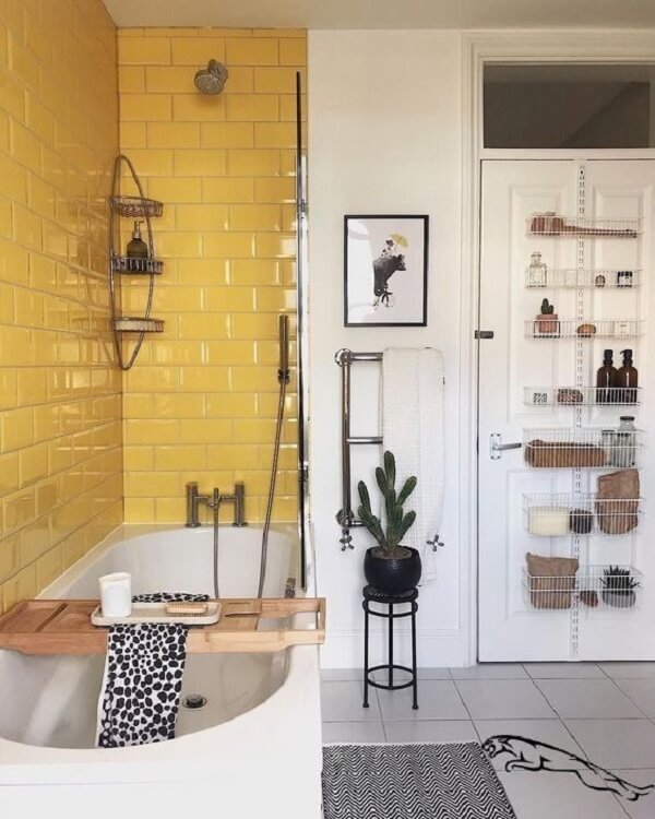 Projeto de banheiro com revestimento amarelo e branco