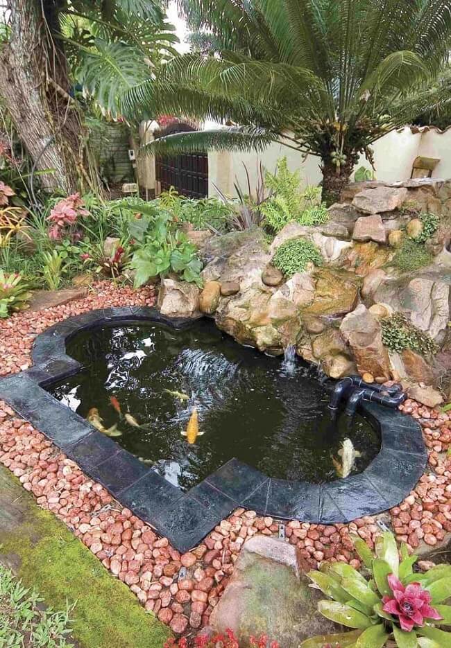 Projeto de mini lago ornamental com borda preta