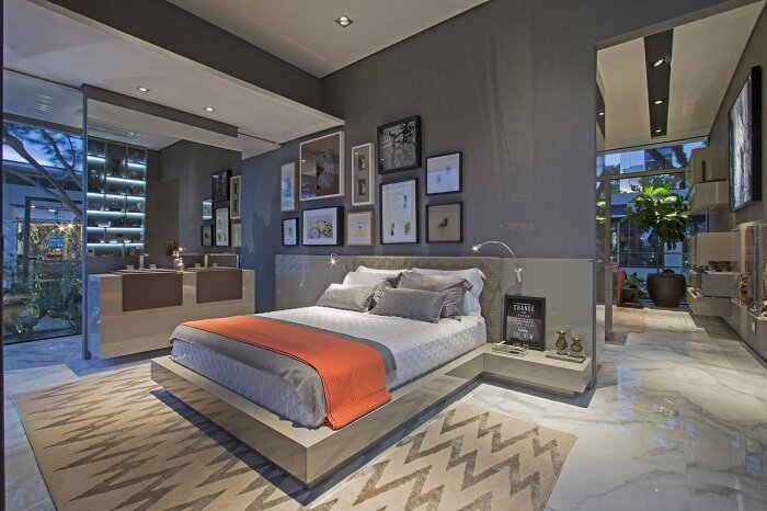 Quarto com tapete com estampa moderna e cama oriental casal