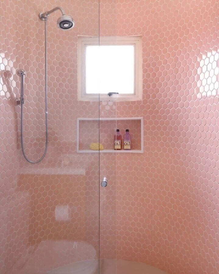 Revestimento hexagonal rosa para decoração de banheiros com nichos embutidos