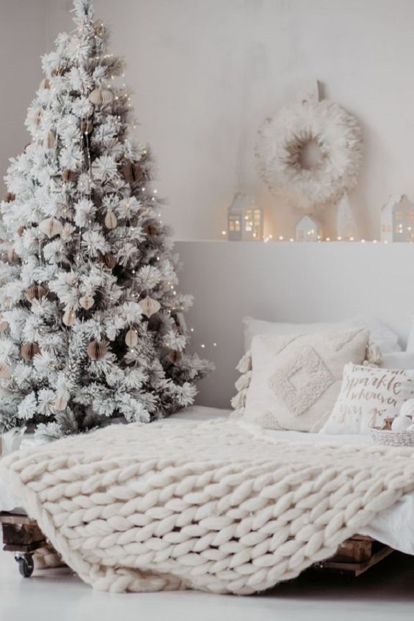 Sala aconchegante decorada com árvore de natal nevada