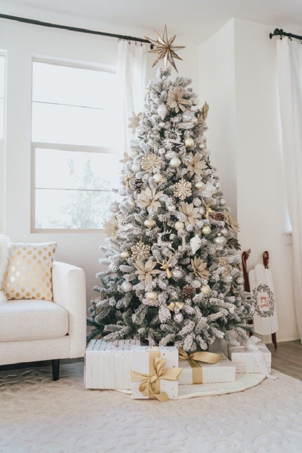 Sala classica decorada com árvore de natal nevada