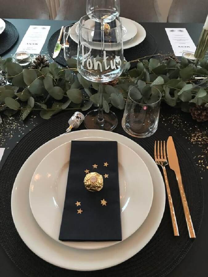 Talheres dourados para decoração de mesa posta ano novo cinza moderna