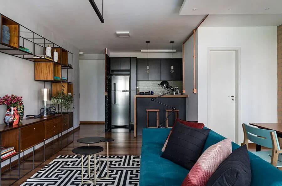 Tapete geométrico e sofa azul para decoração de apartamento com cozinha e sala juntas